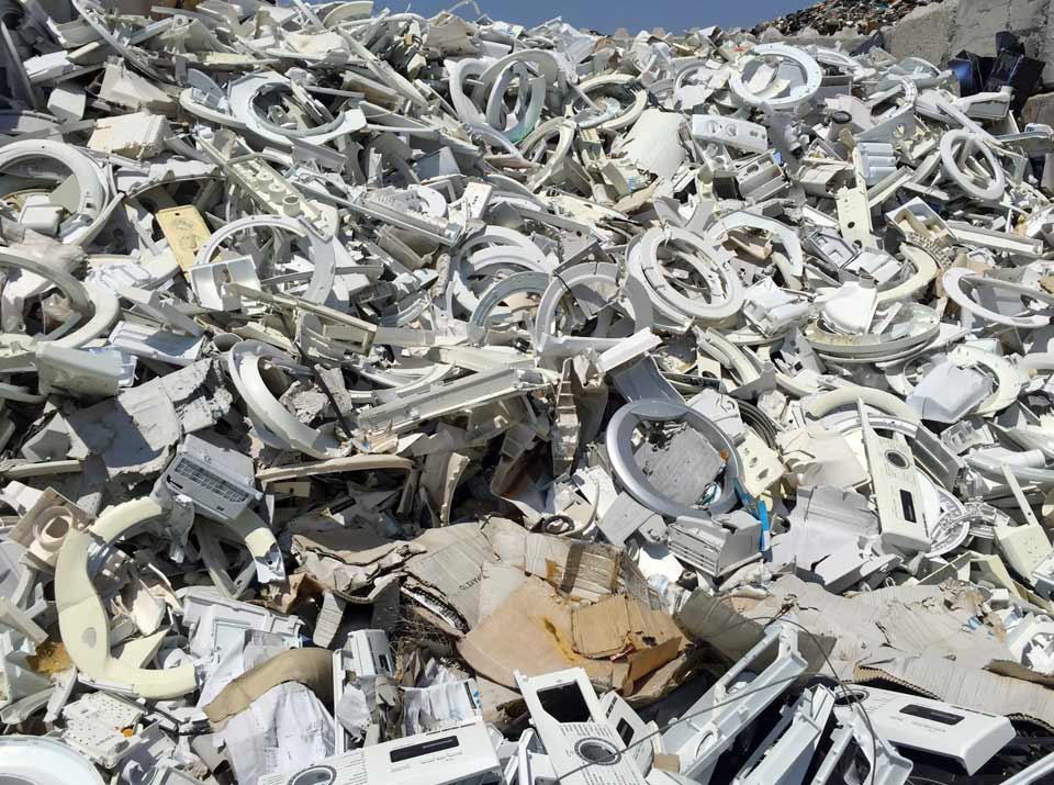 Gesammelte Abfälle von Waschmaschinen und weißer Ware auf dem Gelände von Skyplast, Abfälle aus der Herstellung von Waschmascheinen und anderen großen Haushaltsgeräten auf der Sortierstation in Zypern