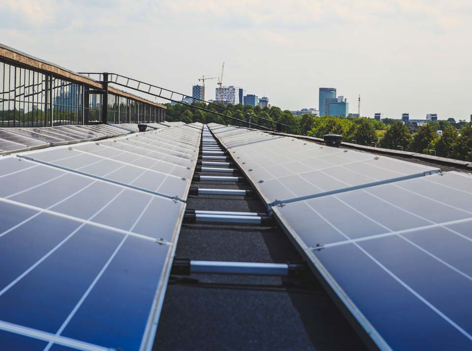 Photovoltaik Solar Module auf dem Dach einer Fabrik, Solarzellen auf dem Dach einer Produktionshalle, Stromerzeugung durch Photovoltaik auf Fabrikhalle