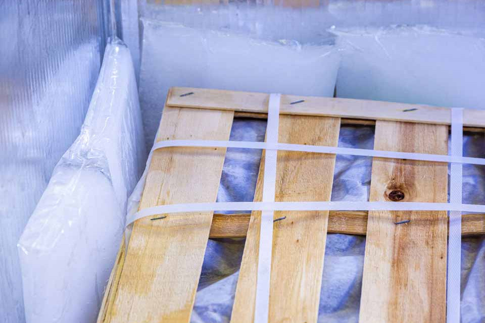 Gel Pads für den Transport und die Kühlung von Austern, Kühlkissen in einer Box für den temperaturgeführten Transport von Austern