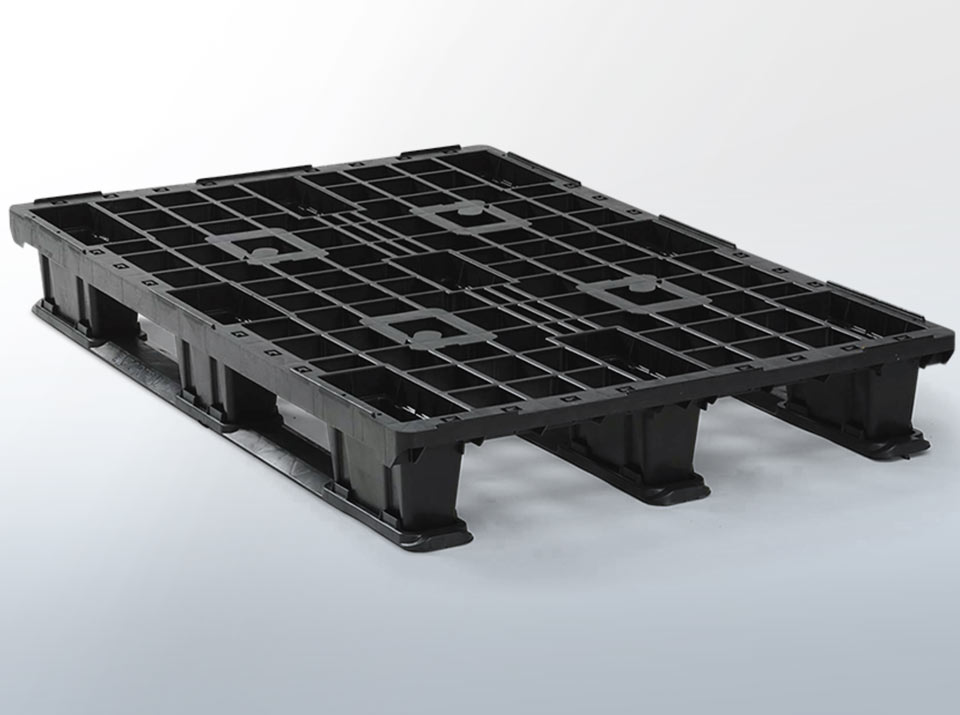 Sustainable plastic transport pallets manufactured in a circular loop, plastic pallets made from recycled material, plastic pallets manufactured to customer requirements from a circular loop