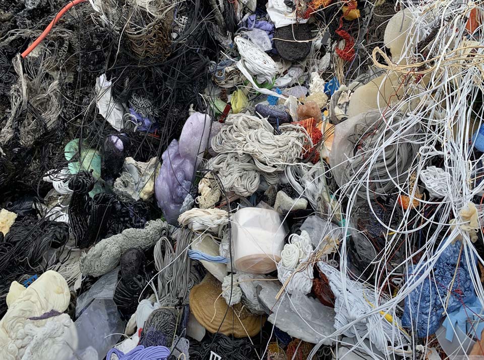 schwer trennbare Abfallstoffe aus Haushalt der Industrie oder dem Mittelmeer, Durcheinander von unterschiedlichsten Kunststoff-Abfällen zum recyceln, schwer sortierbares Durcheinander von Plastikmüll