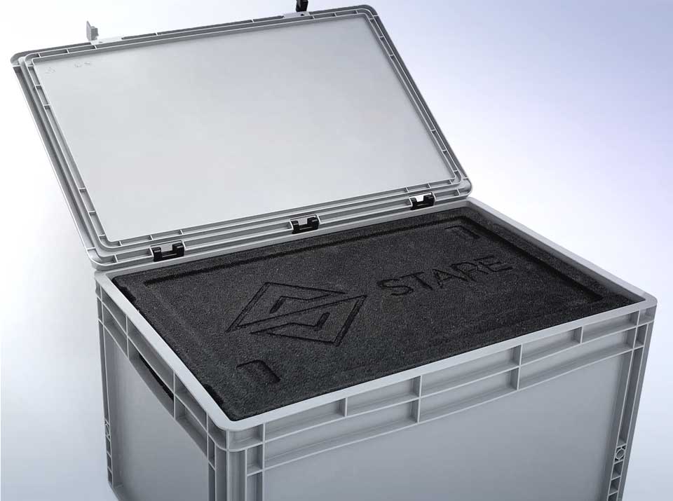 geöffnete graue STARE Box abgedeckt mit schwarzer Isolierung, große graue STARE Transportbox mit Dämmschicht