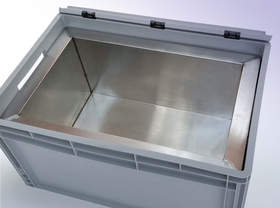 temperaturstabile stapelbare STARE-Kühlbox mit nahezu doppeltem Ladevolumen, Blick auf kältestabile Kühlbox für die temperaturgeführte Logistik, Blick in geöffnete Kühlbox für den Transport von temperatursensiblen Gütern