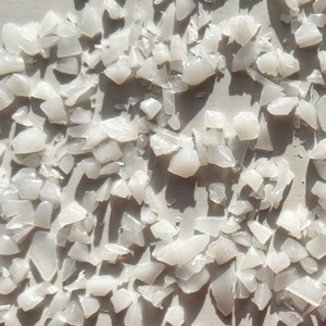 weißes Granulat von HDPE-Kanister