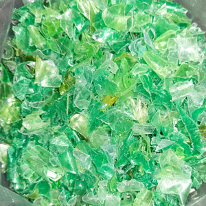 Mix aus grünen und transparenten PET Flakes, grüne und durchsichtige Flakes aus PET Flaschen